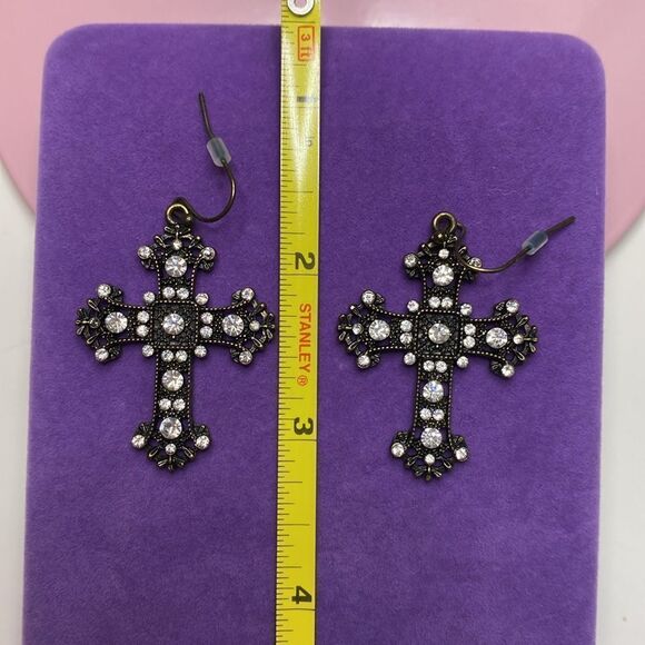 💛 Classic Gothic Crystal Black Cross Earrings - Picture 2 of 4
